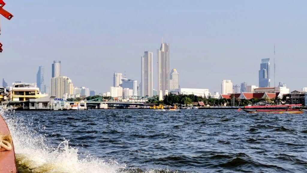 Bootsfahrt auf dem Chao Praya mit Bangkok im Hintergrund