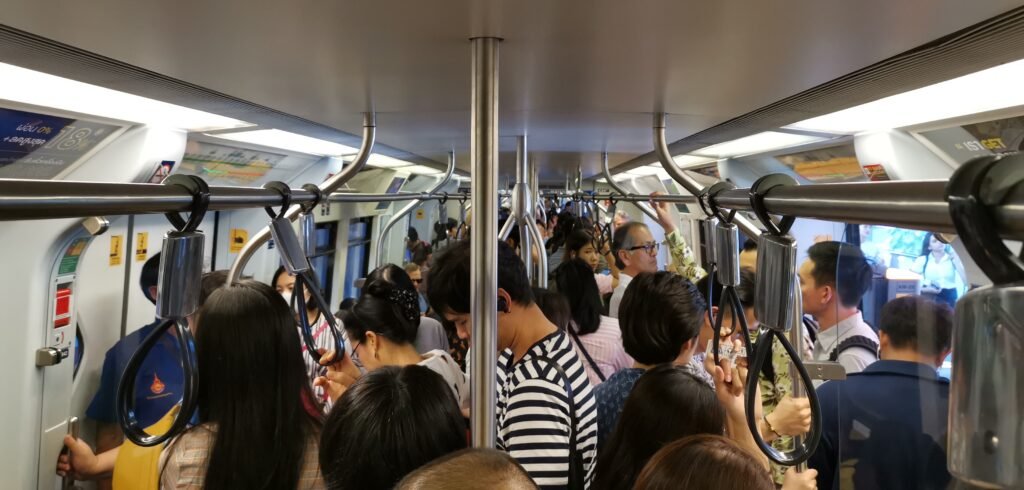 Viele Menschen m BTS Skytrain in Bangkok