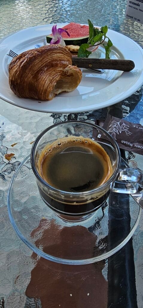 Espresso mit Croissant