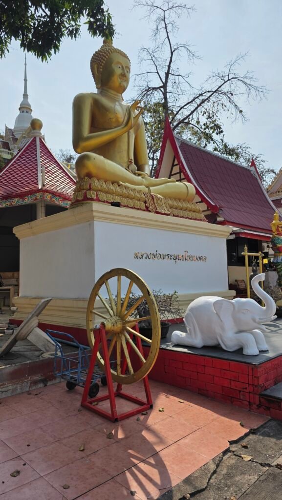 Buddha mit Rad des Lebens und kniendem weißen Elefanten