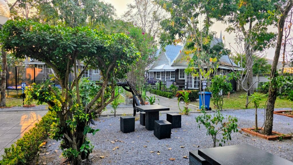 Luna Hut Resort mit Blick auf Sitzgelegenheiten zum Frühstück
