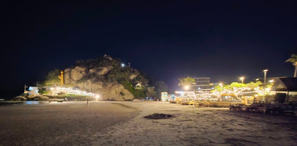Strand am Affenfelsen in der Dunkelheit