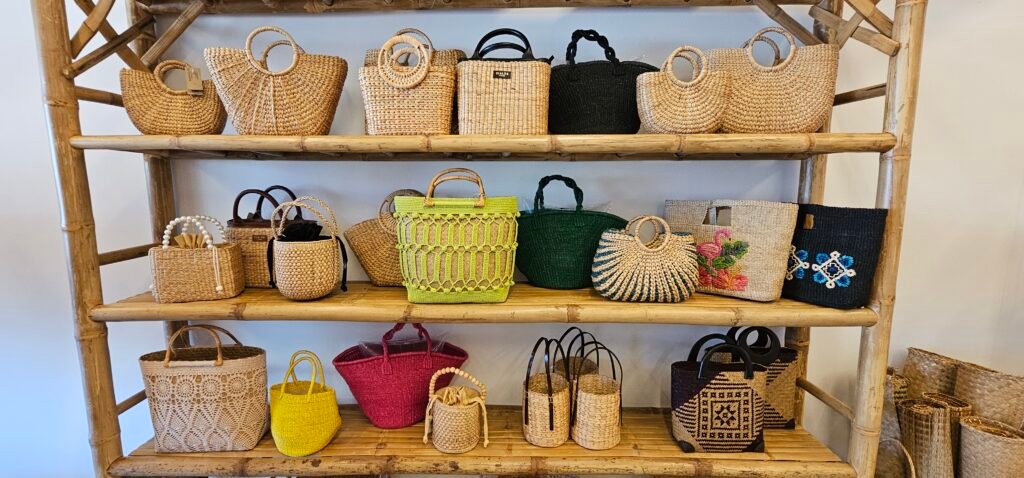Ein Regal mit Taschen