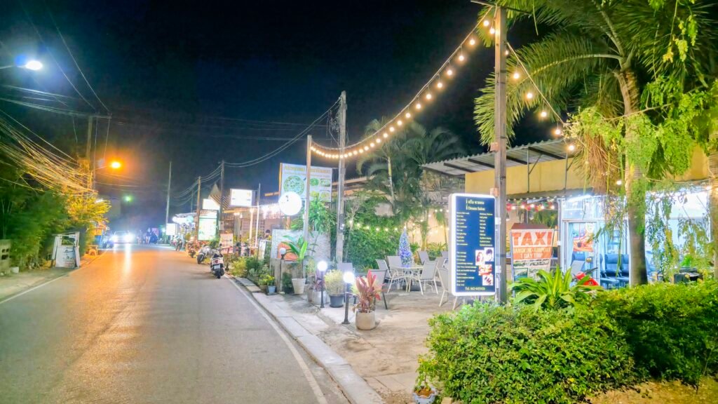 Straße mit Restaurants bei Nacht