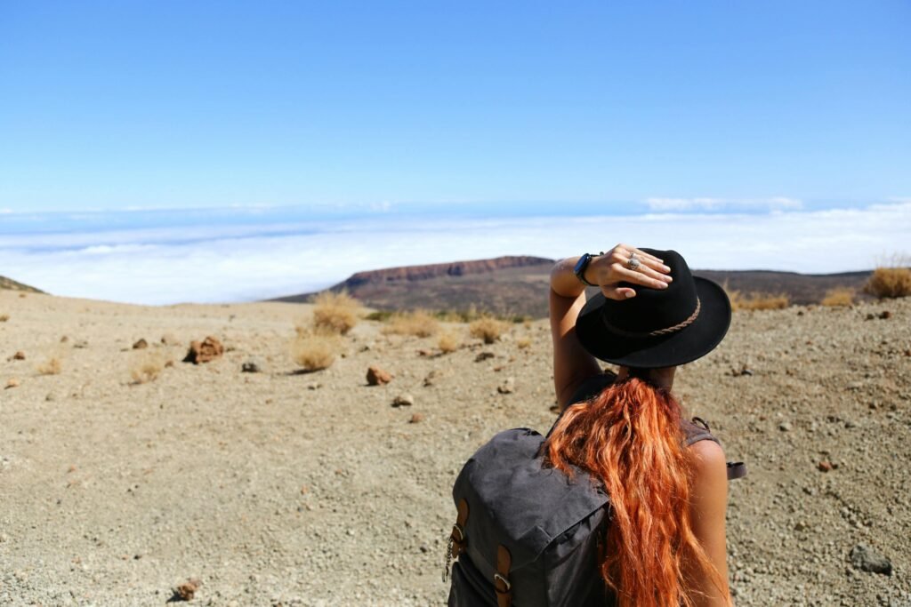 Frau steht in wüstenähnlicher Landschaft