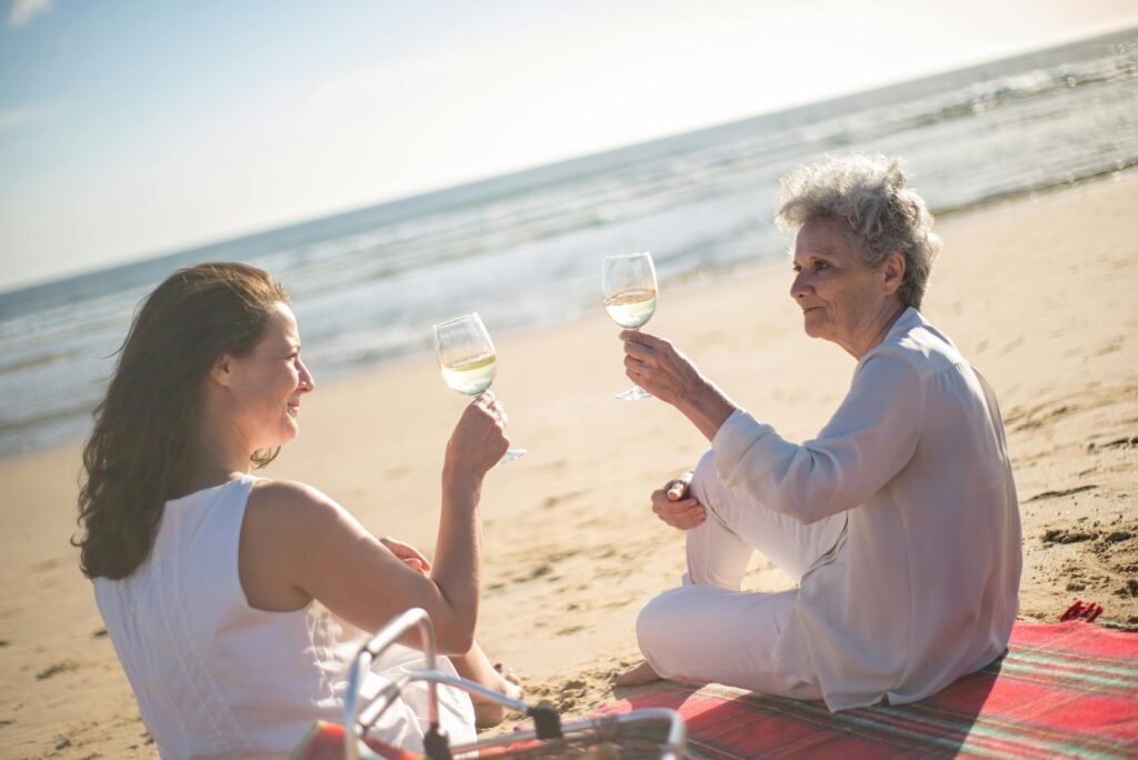 Tochter mit Mutter am Strand
